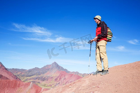 徒步旅行场景在Vinicunca，库斯科地区，秘鲁.七色蒙大拿彩虹山