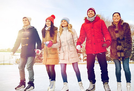 人、冬、友、动、闲理念--户外溜冰场上滑冰快乐朋友。快乐的朋友们在户外溜冰场滑冰