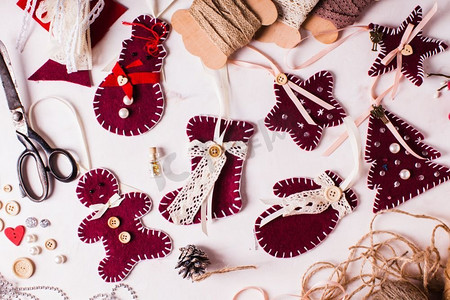 圣诞毛毡摄影照片_圣诞复古装饰波尔多毛毡缝制玩具。圣诞毛毯装饰