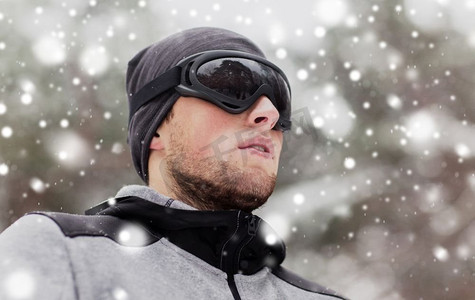 健身，冬季运动，人和健康生活方式的概念-戴着滑雪护目镜的年轻人在户外。冬季户外戴着滑雪护目镜的运动员