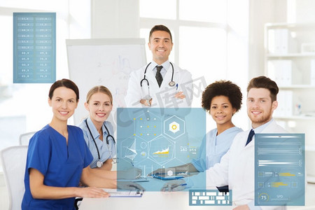 医学、医疗保健、科技和人的概念-一群快乐的医生在医院开会。一群医生在医院开会