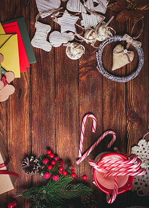 信封糖果摄影照片_准备一个圣诞礼品盒，空着放文字的地方。圣诞桌架