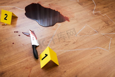 谋杀,杀戮和法医证据概念-犯罪现场地板上血迹斑斑的身体和刀的粉笔