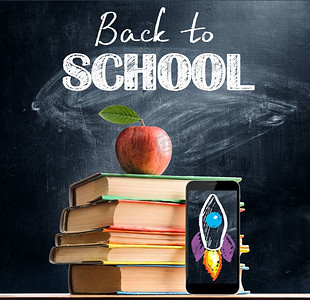 学年开始。回到学校。智能手机，书籍和新鲜的苹果反对黑板