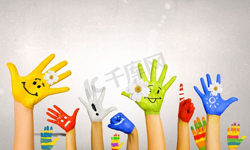 五颜六色的双手微笑着画着人的形象。为生活增添色彩