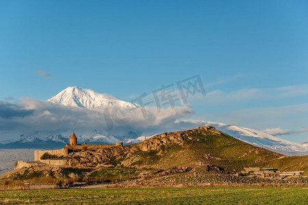 亚美尼亚的古修道院Khor Virap，背景是阿拉拉特山。成立于公元642-1662年。