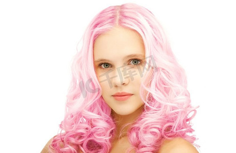 美容和发型概念-少女与时尚的粉色染发。染了一头新潮粉色头发的少女