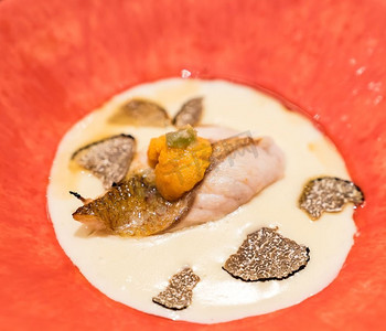 油松摄影照片_烤菜：奶油松露配海胆的烤玫瑰色鲈鱼