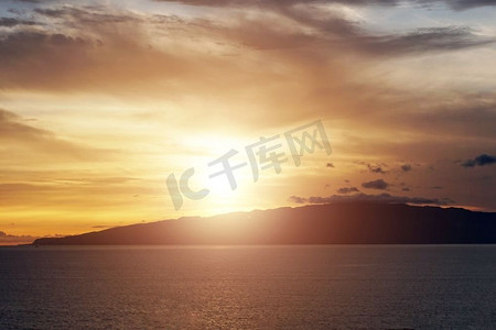 夜景大海摄影照片_位于多岩石的海洋海岸的度假小镇。夜景