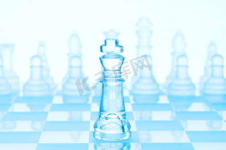 象棋游戏的概念是一个冰冷的国王站在冰川棋盘上的棋子前。
