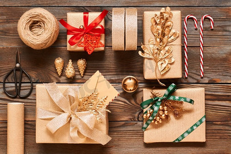 创意包装和装饰的圣诞礼物在木质背景的盒子里。从上面俯瞰。平躺着。