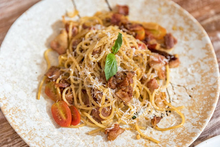 卡波纳拉意大利面。意大利面配培根、帕尔赛尔和帕尔马干酪。意大利美食佳肴