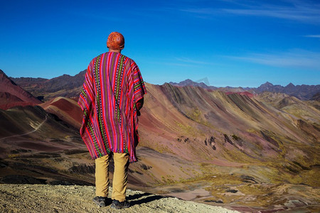 徒步旅行场景在Vinicunca，库斯科地区，秘鲁.七色蒙大拿彩虹山