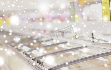 销售、购物、消费主义和仓储概念-冰柜在杂货店的雪地上。杂货店的冷藏柜