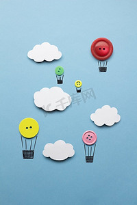 创意情人节概念照片的云和按钮作为空气静标在蓝色的背景。