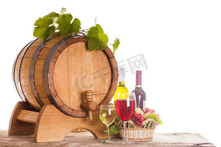 靠近木桶的葡萄和瓶装葡萄酒。桌上放着几杯葡萄酒，酒庄的概念--红白相间。酒庄的概念
