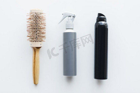 头发工具，美容和美发概念-热定型喷雾剂和卷曲刷子在白色背景。定型发胶和卷发刷