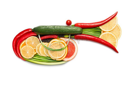 健康食品概念乐器吹号、小号或号角，由蔬菜混合制成，隔离在白色上。