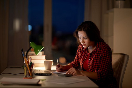 正在学习的学生摄影照片_教育、笔记本、计算器、数学