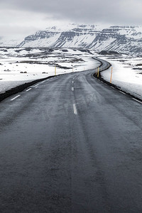 道路延伸出冰岛冬季景观雪山