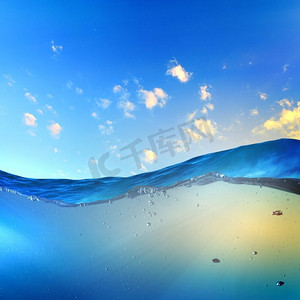 水模板摄影照片_日落海景。用水线分割水下部分和落日天窗的设计模板