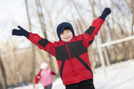 小可爱的男孩在冬季公园玩得开心。美食世界遗产旅行