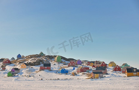 格陵兰春天的五颜六色的房子
