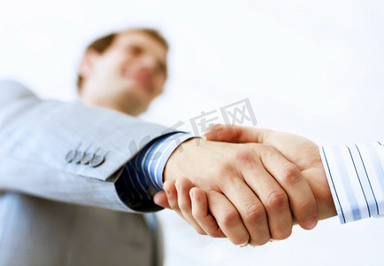 商务合作摄影照片_商务握手。关闭商务握手的图象在会议。伙伴关系概念