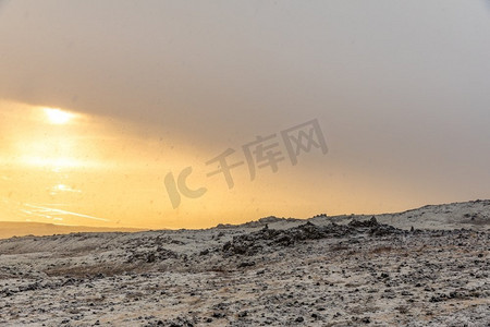 冰雪冬季山脉与太阳光在雷克雅未克冰岛