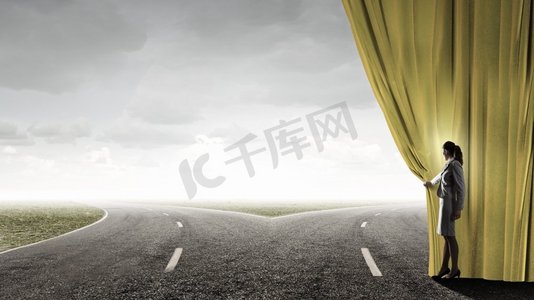 很有新意。女商人为新的道路和机会拉开帷幕