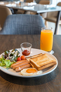 早餐香肠配煎蛋和橙汁。早餐套餐