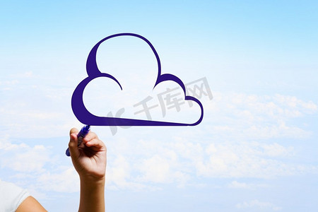 互联网手绘摄影照片_云概念。人类在天空背景上手绘云彩符号