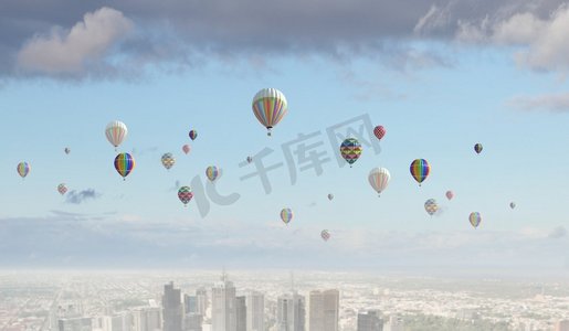 天空中的浮空器。彩色气球在天空中高高飞的概念图