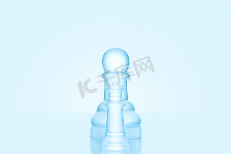 象棋游戏的概念是一个冰冷的磨砂棋子独自站在冰川棋盘上。