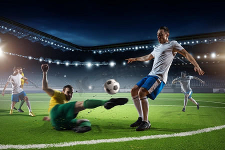 足球比赛字体设计摄影照片_足球比赛正在进行中。球员在足球比赛中争夺球的控制权