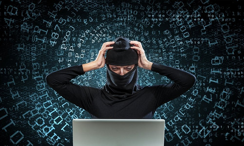 互联网安全摄影照片_互联网安全概念。黑客妇女在黑暗的衣服使用笔记本电脑反对数字背景