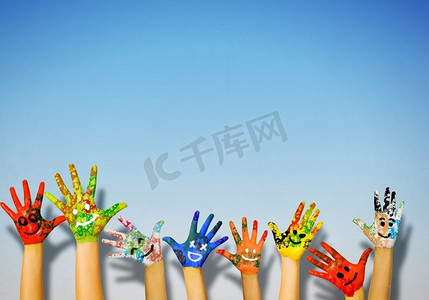 五颜六色的双手微笑着画着人的形象。为生活增添色彩