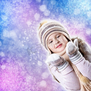可爱的小女孩在冬天穿着快乐的新年服装
