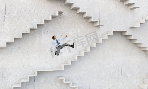 在职业阶梯上往上爬。年轻商人走上楼梯，象征着成长和进步
