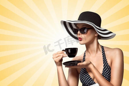 茶标语摄影照片_一张富有创意的复古照片，一位美丽的美女在五颜六色的抽象卡通风格背景下喝茶，展示良好的餐桌礼仪。