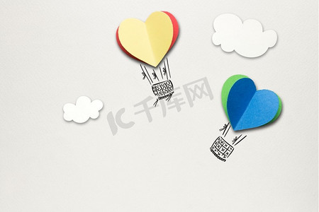 浪漫气球礼物摄影照片_心的创意情人节概念照片，灰色背景上的空气调节器。