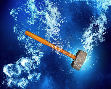 卡通锤子摄影照片_在水下的锤子。锤仪器沉没在清澈的蓝色水