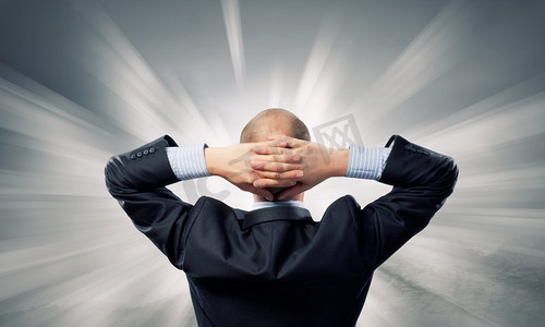 商人退后一步,看着飞行物体.