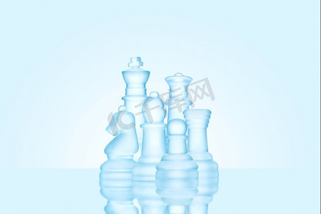 战略和领导理念；结冰的磨砂国际象棋人物，像一家人一样站在一起准备下棋。