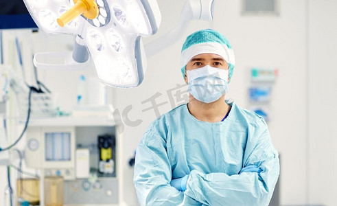 外科、医学与人的概念--医院口罩手术室的外科医生。医院手术室里的外科医生