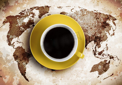 喝咖啡休息时间。一杯以世界地图为背景的咖啡
