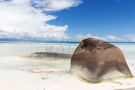 旅游，海景和自然概念-塞舌尔印度洋岛屿海滩上的石头。印度洋上塞舌尔的岛屿海滩