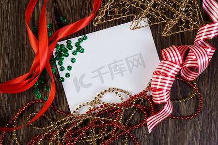 圣诞贺卡。白色空白卡片和装饰元素。文本的位置