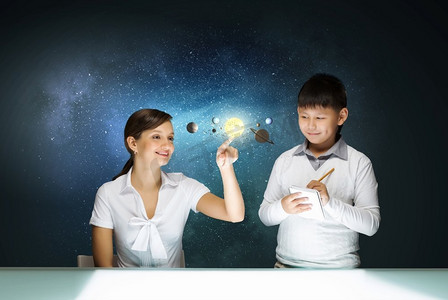 将星摄影照片_可爱的学龄男孩和老师探索空间系统。我将成为宇航员