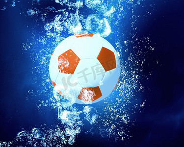 起球球摄影照片_球在水下。足球沉入清澈碧水中
